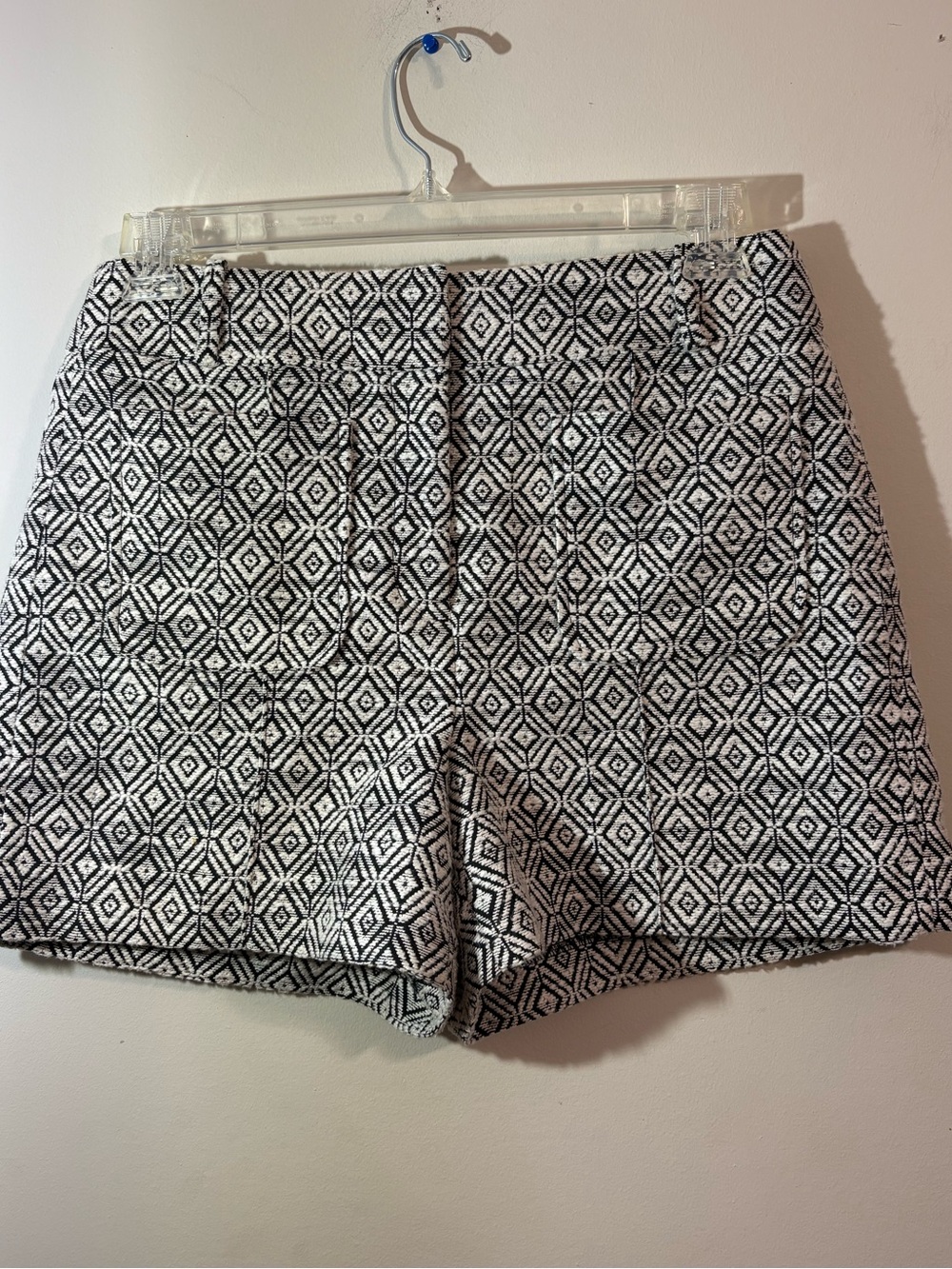Ann‎ Taylor LOFT shorts Women’s Size 8 textured black white Geometric pattern